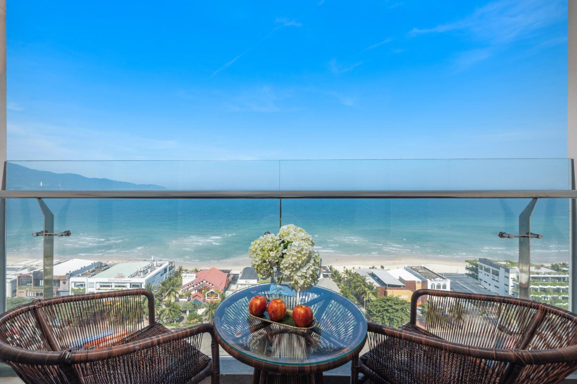 Canvas Danang Beach Hotel Buitenkant foto
